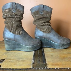 Muk Luks wedges